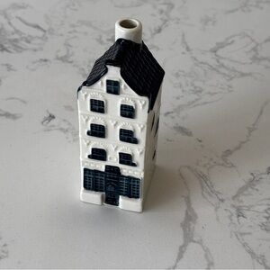 KLM #28 Blue Delft House by BOLS